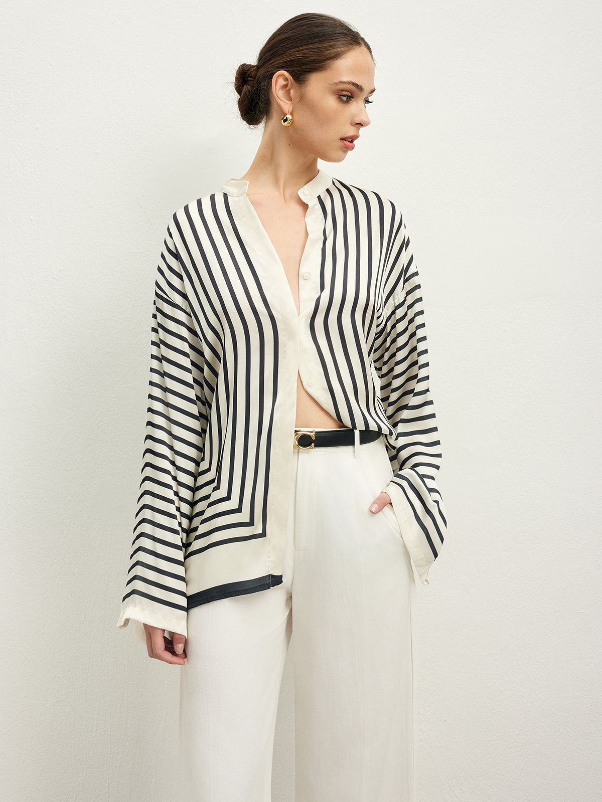 Blouse confortable à boutons et rayures satinées