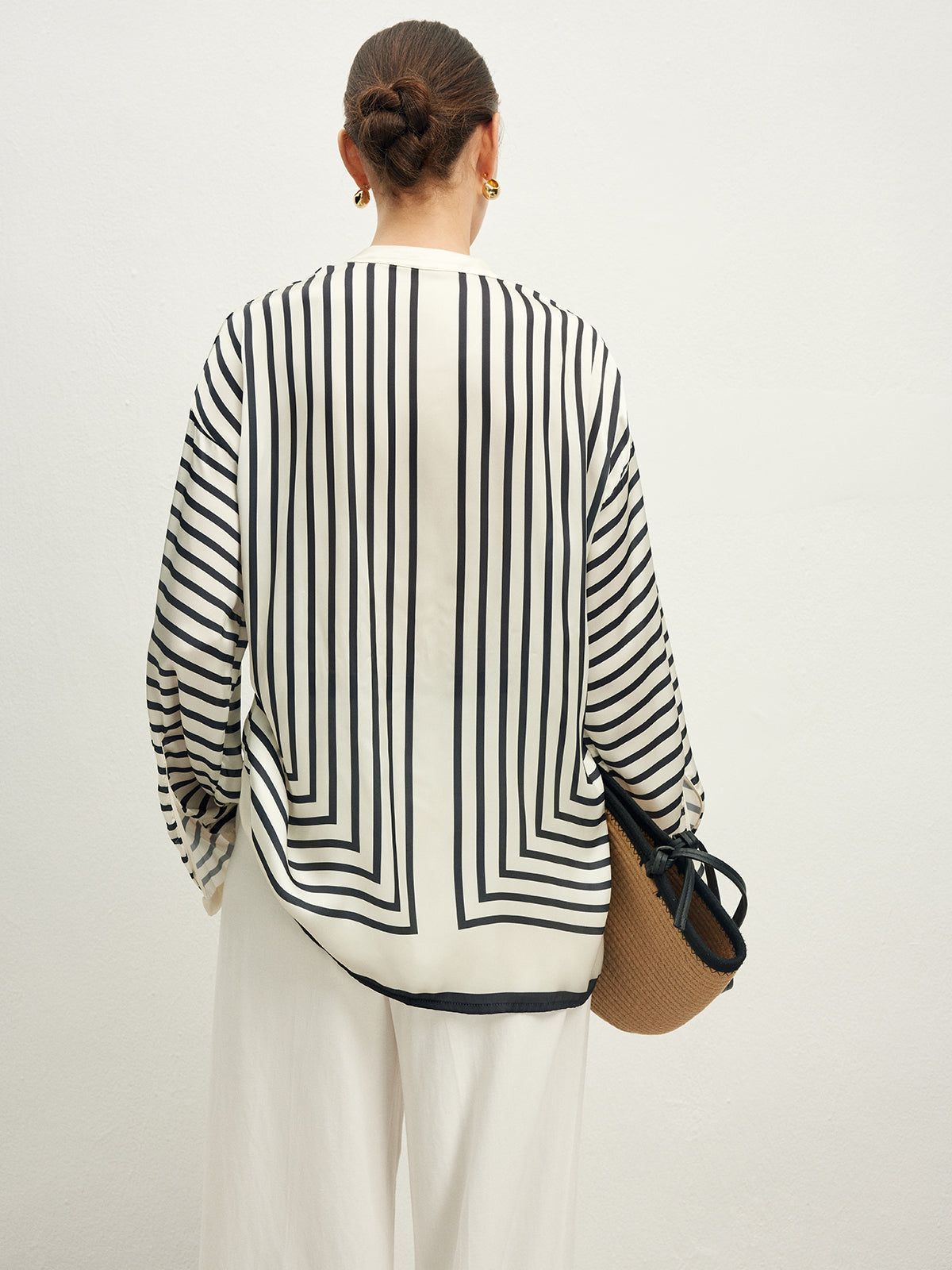 Blouse confortable à boutons et rayures satinées