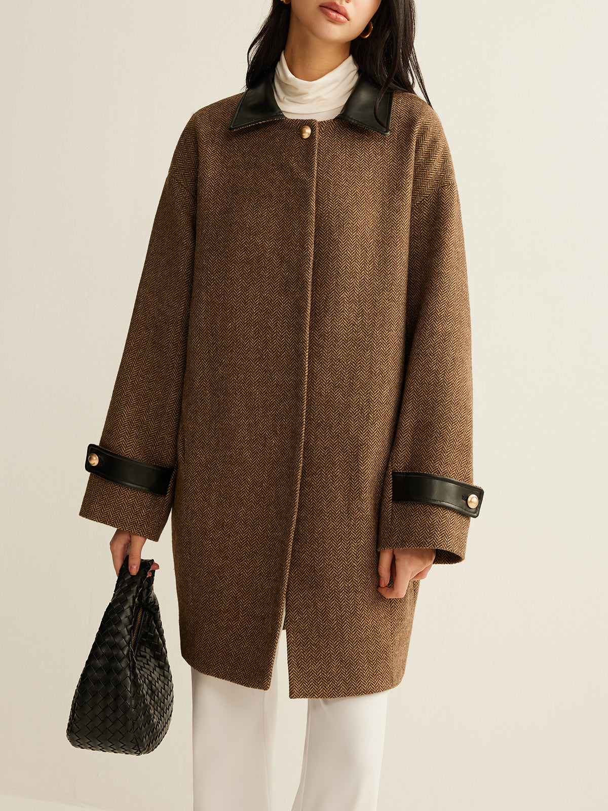Manteau en laine à col contrasté et boutons