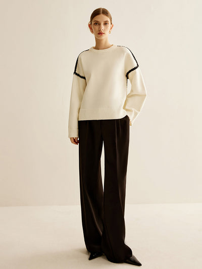 Pull minimaliste à bordures brodées