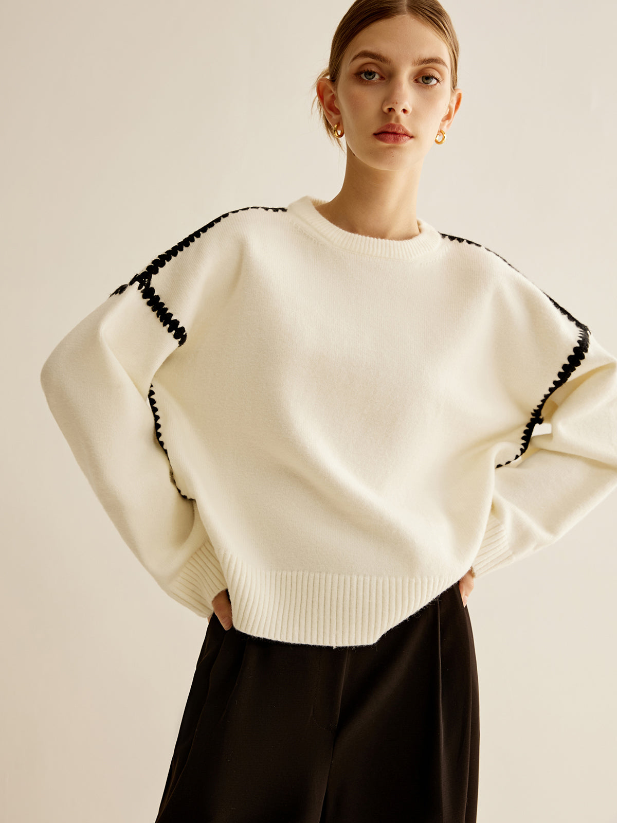 Pull minimaliste à bordures brodées