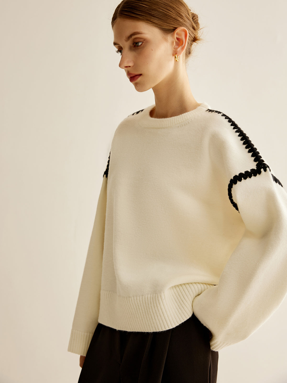 Pull minimaliste à bordures brodées