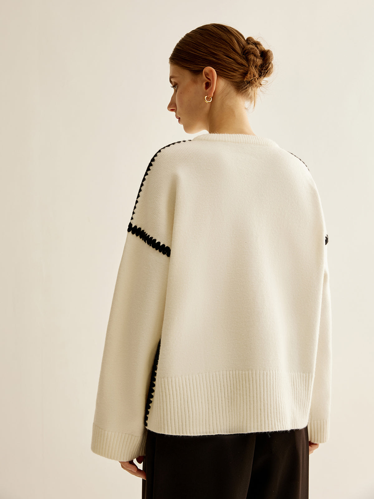Pull minimaliste à bordures brodées