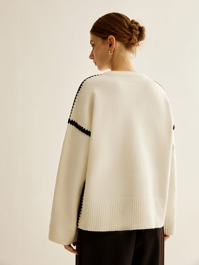 Pull minimaliste à bordures brodées