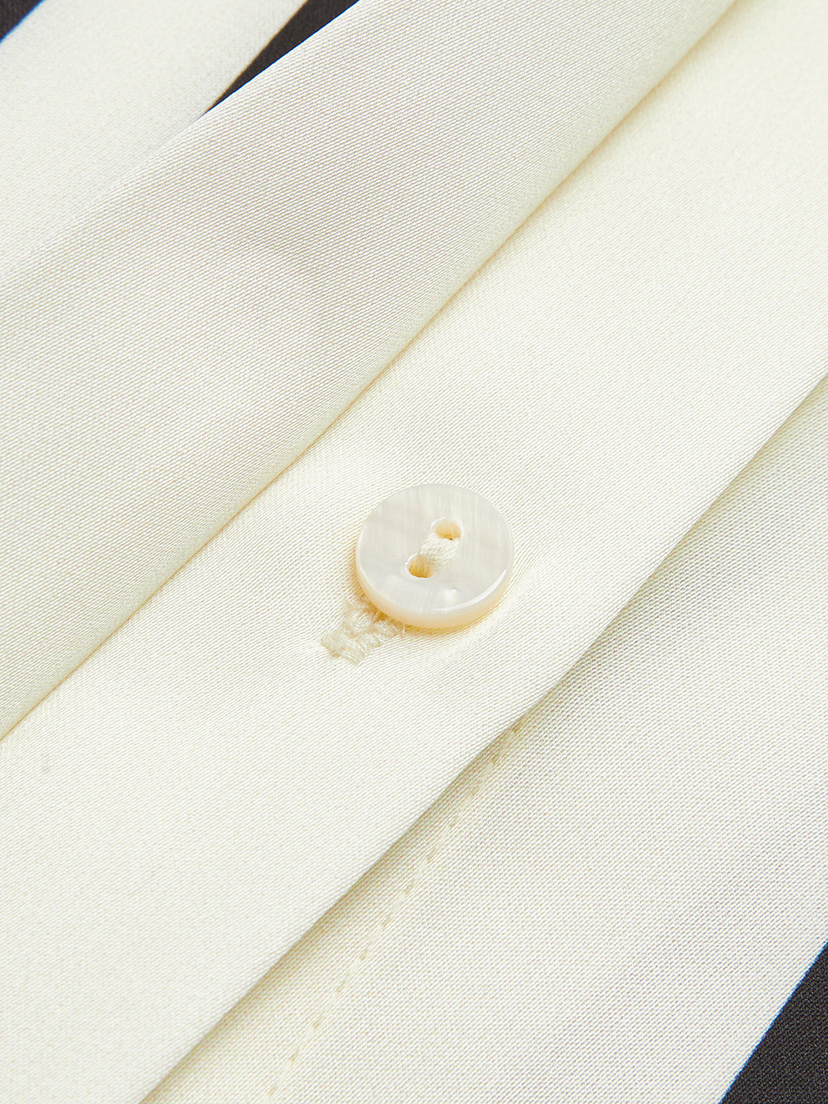 Blouse confortable à boutons et rayures satinées