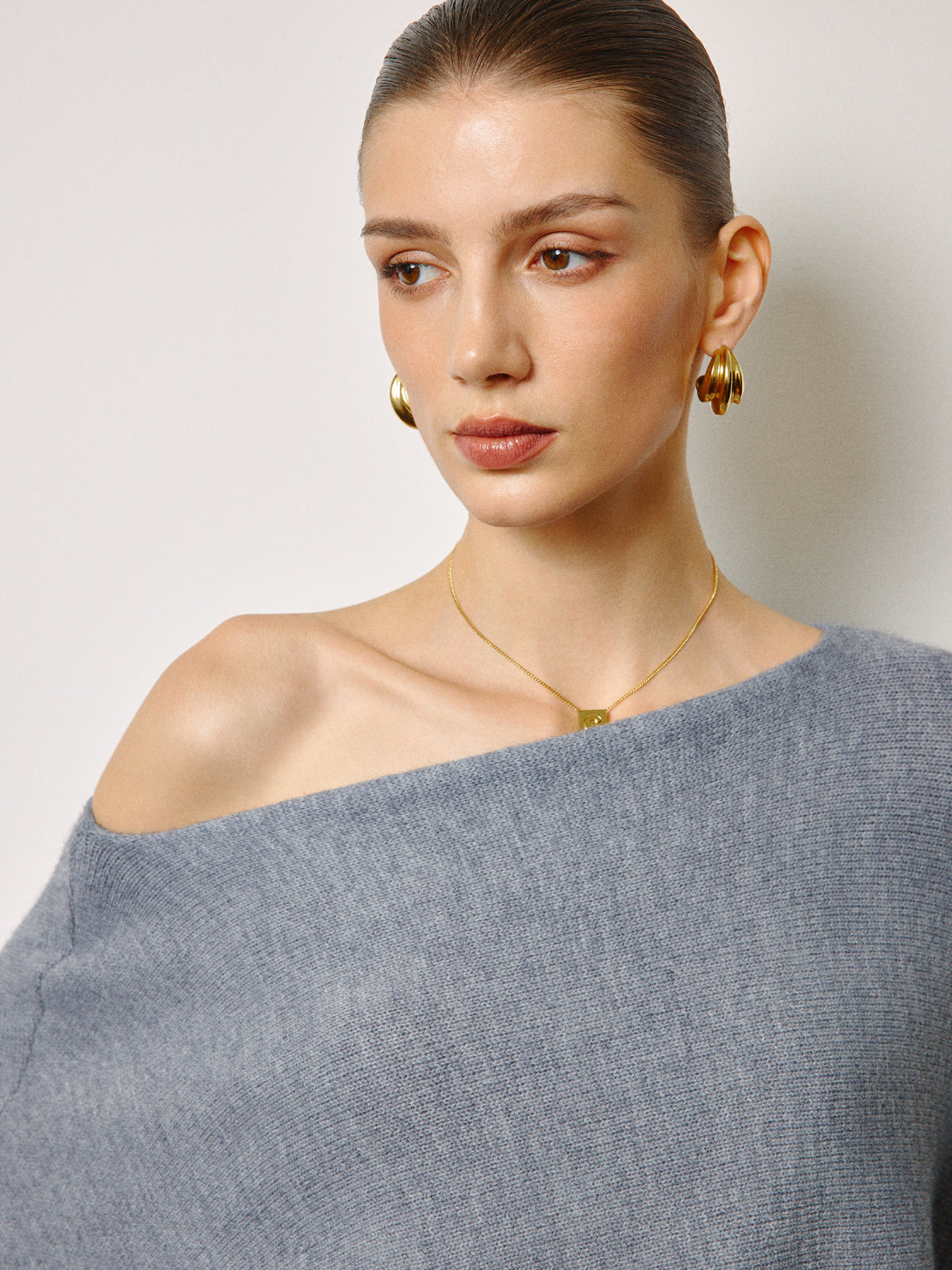 Pull oversize à col asymétrique et manches bouffantes