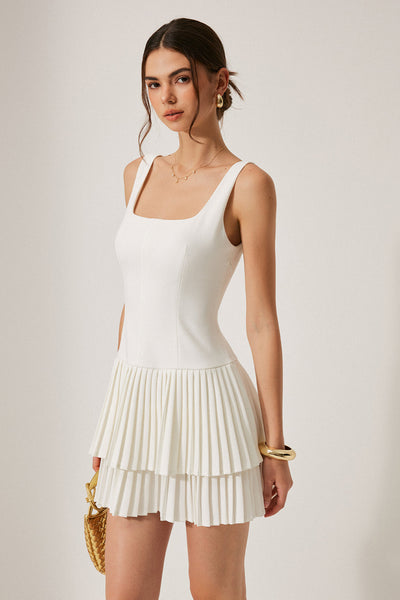 Robe plissée à encolure carrée