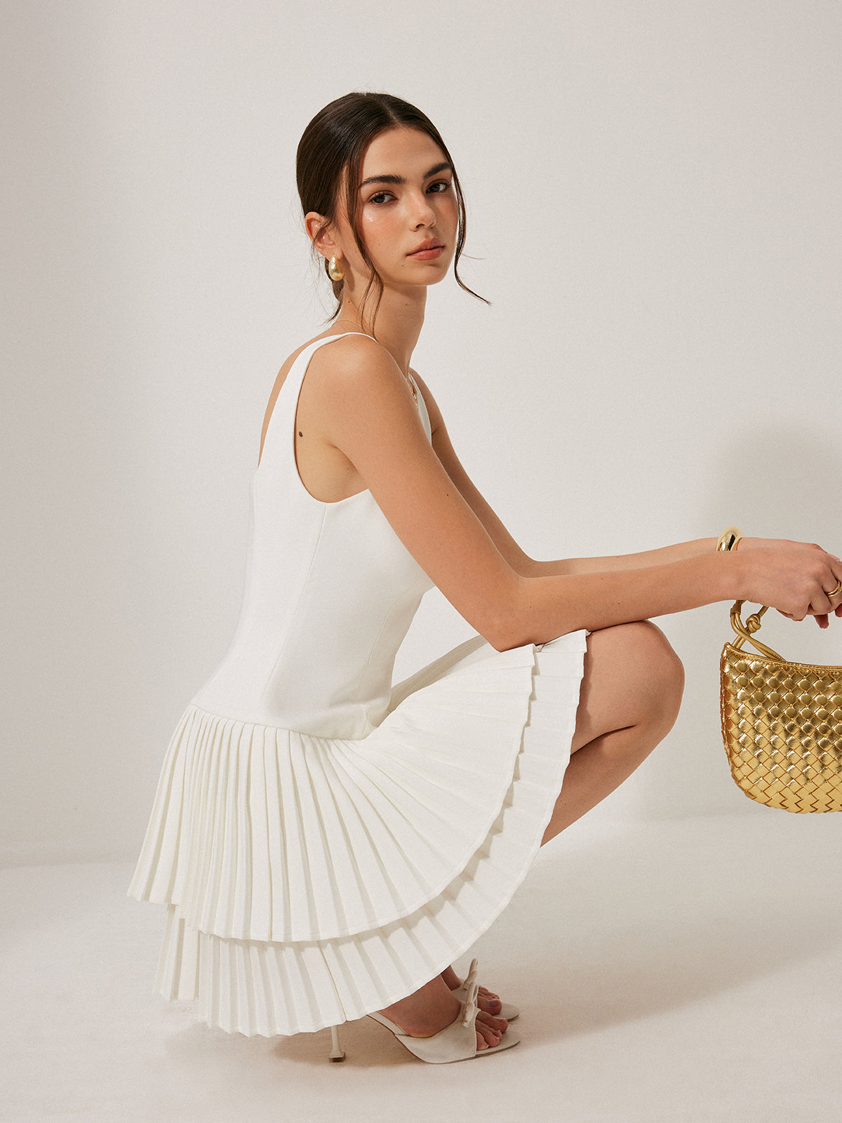 Robe plissée à encolure carrée