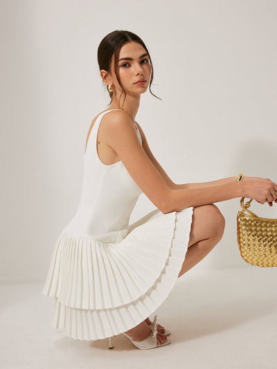 Robe plissée à encolure carrée