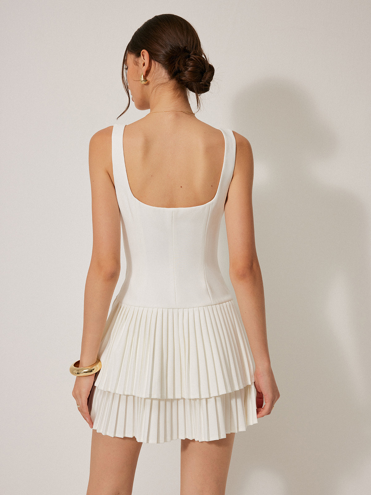Robe plissée à encolure carrée