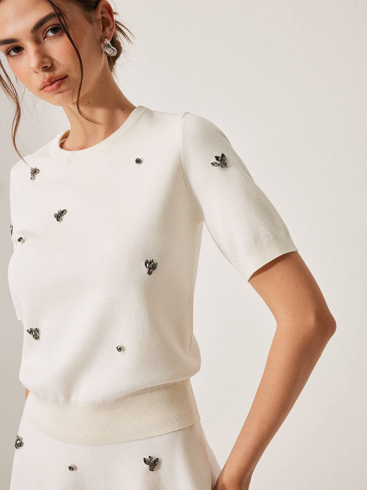 Pull à manches courtes avec détails métalliques