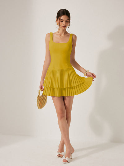 Robe plissée à encolure carrée