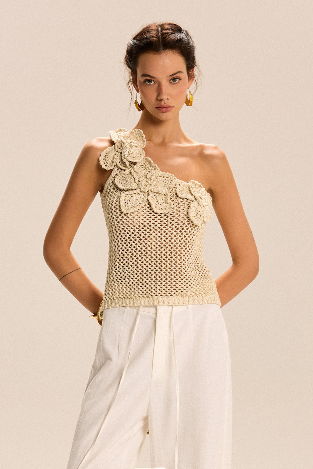 Haut asymétrique à fleurs en maille crochetée