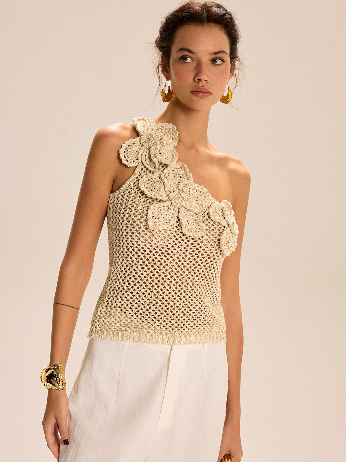 Haut asymétrique à fleurs en maille crochetée