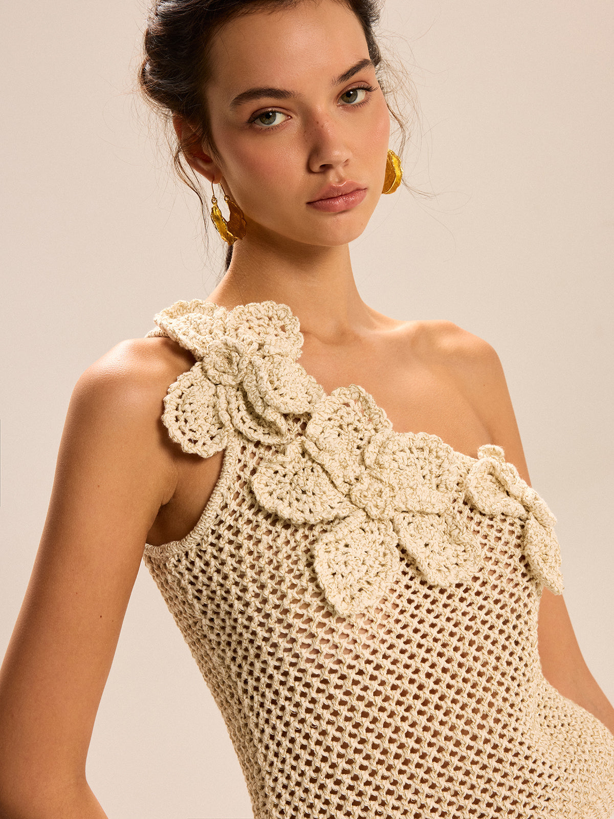 Haut asymétrique à fleurs en maille crochetée