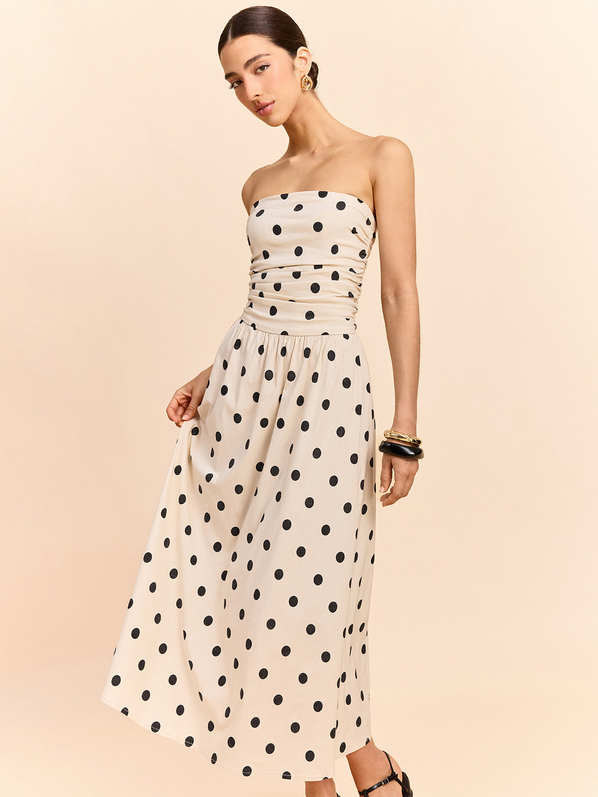 Robe midi froncée sans bretelles à pois