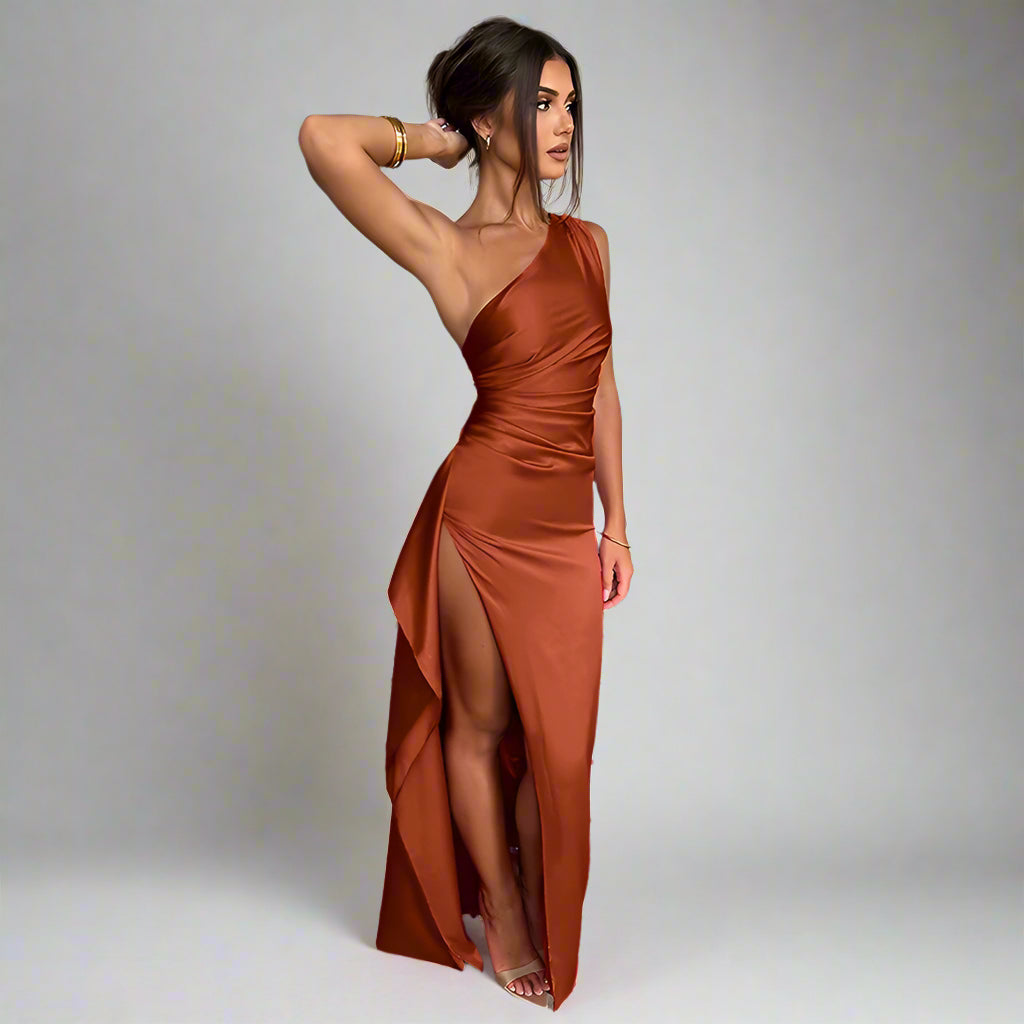 Robe en satin brillante